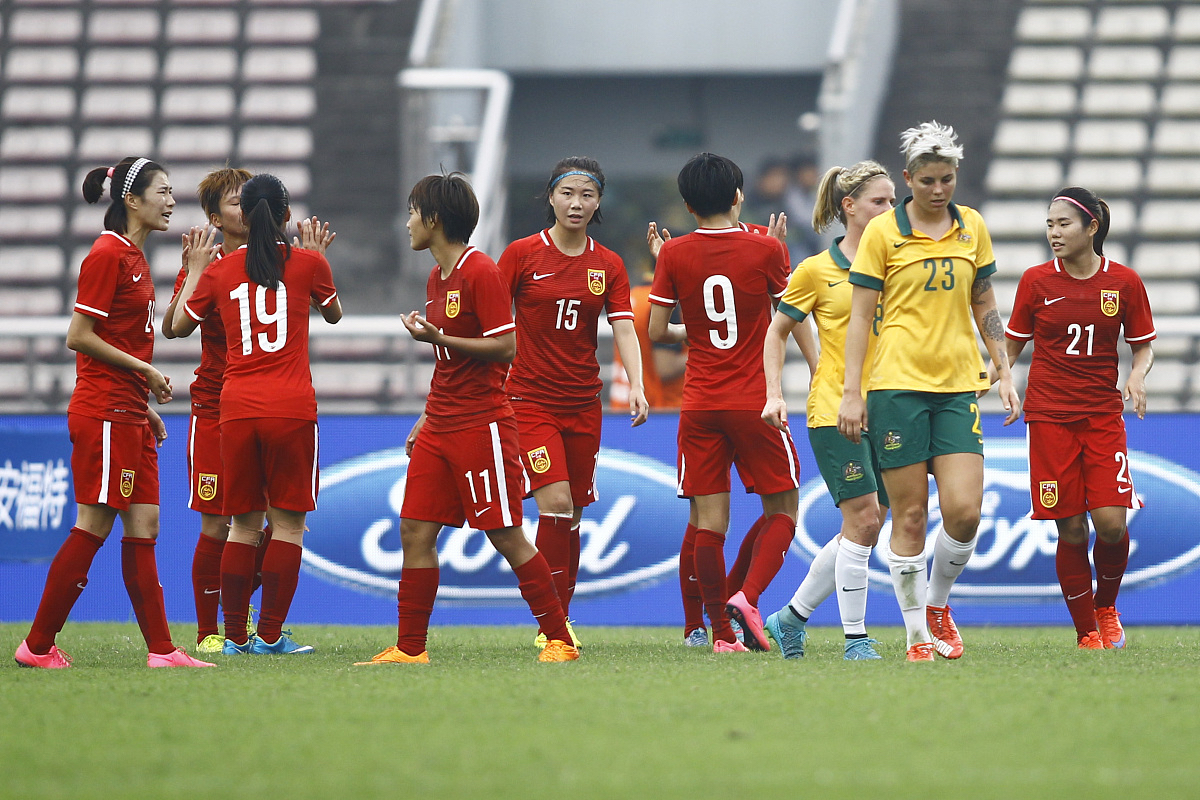 国际女足比赛中，各国队员展现出色技术和团队合作