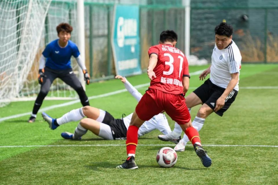 爱游戏官网-国际足球联赛擂台赛连场，球队实力抗衡的简单介绍