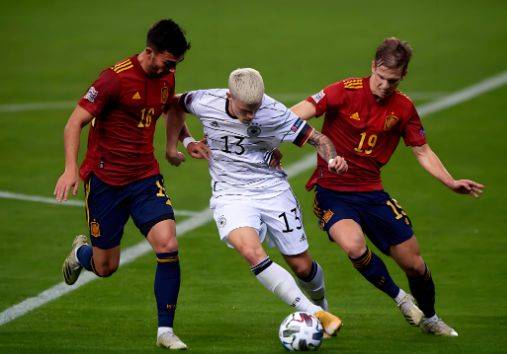 关于拉脱维亚球队取胜晋级，小组跻身前列的信息