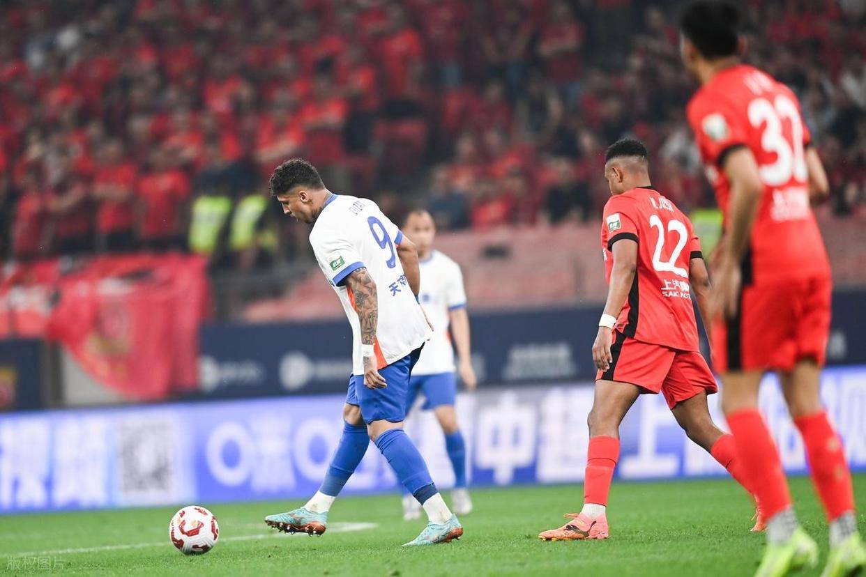 冠军赛开战在即，球迷期待巅峰对决