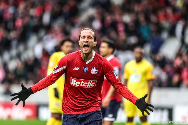 爱游戏在线-洛里昂队球员在比赛中展现实力