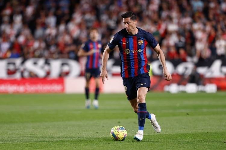 关于巴塞罗那后防线再度被攻破，主帅面临压力的信息