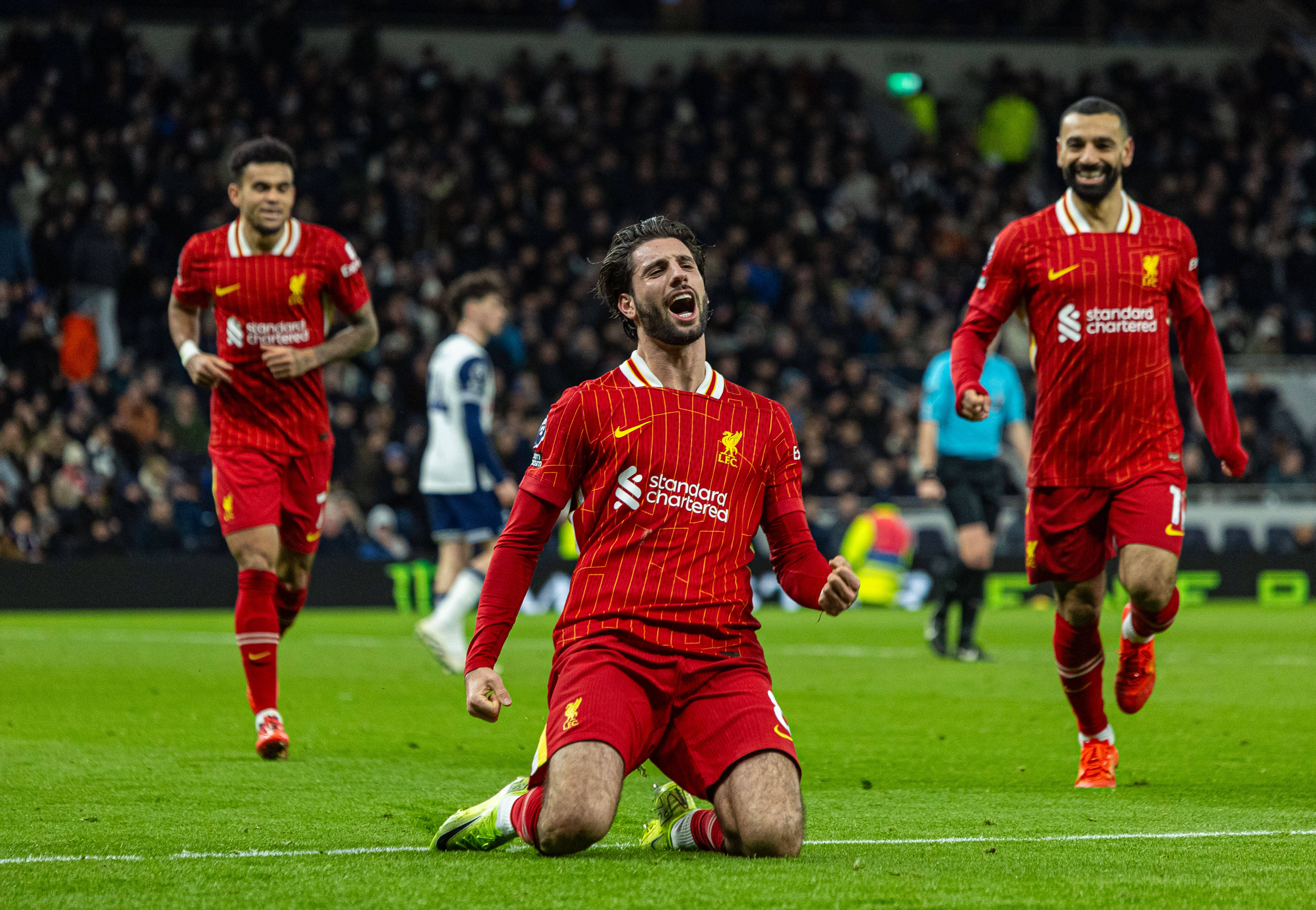 爱游戏app-利物浦队获得连胜，领先优势进一步扩大