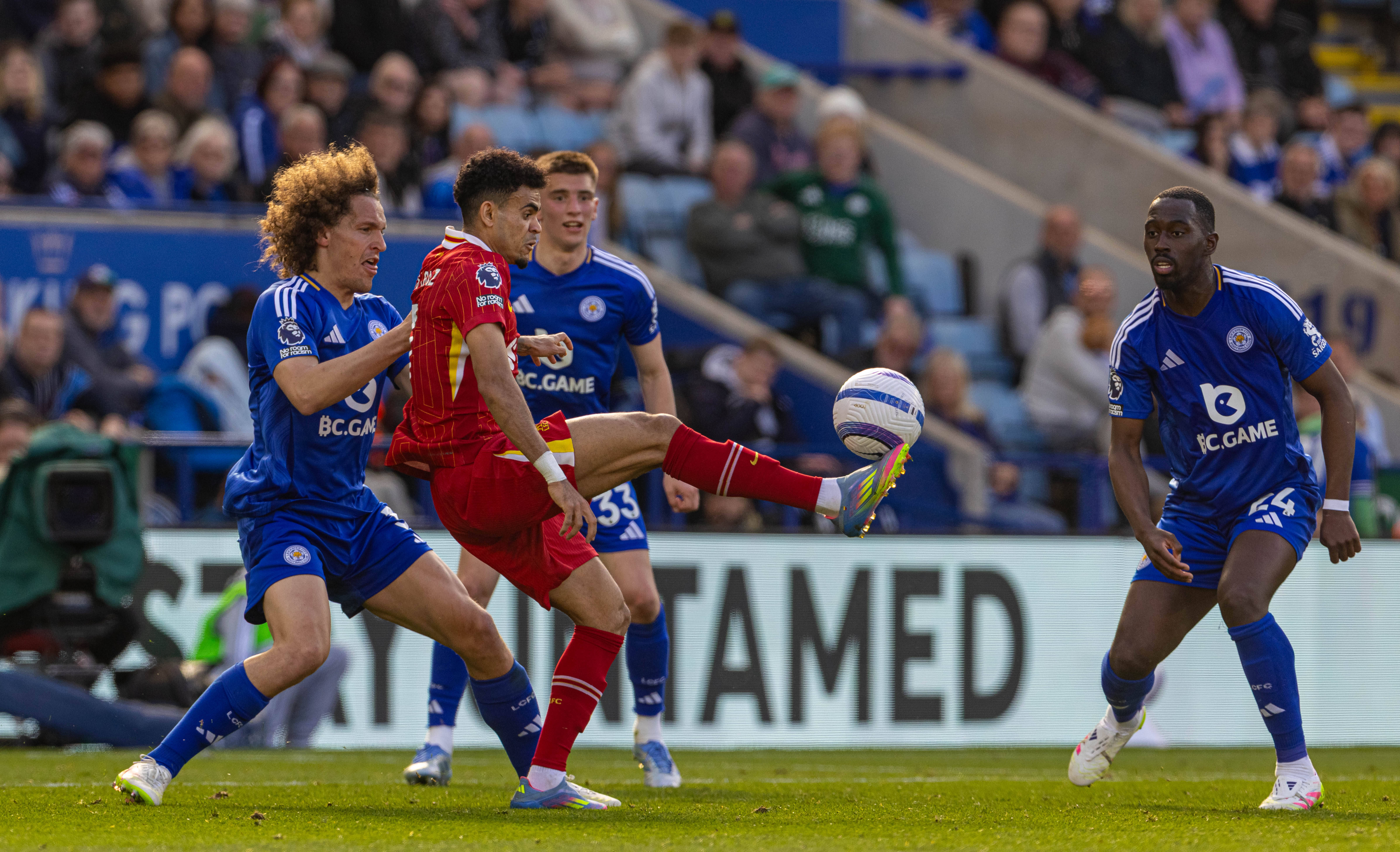 爱游戏app-包含莱斯特城后卫受伤，英超冠军概率下降的词条