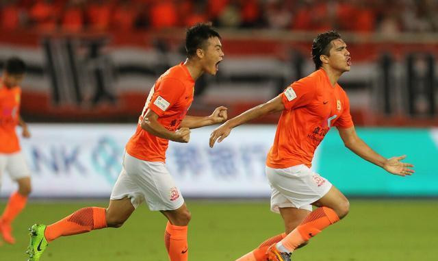 青岛黄海要练就默契配合，打造强大防线的简单介绍