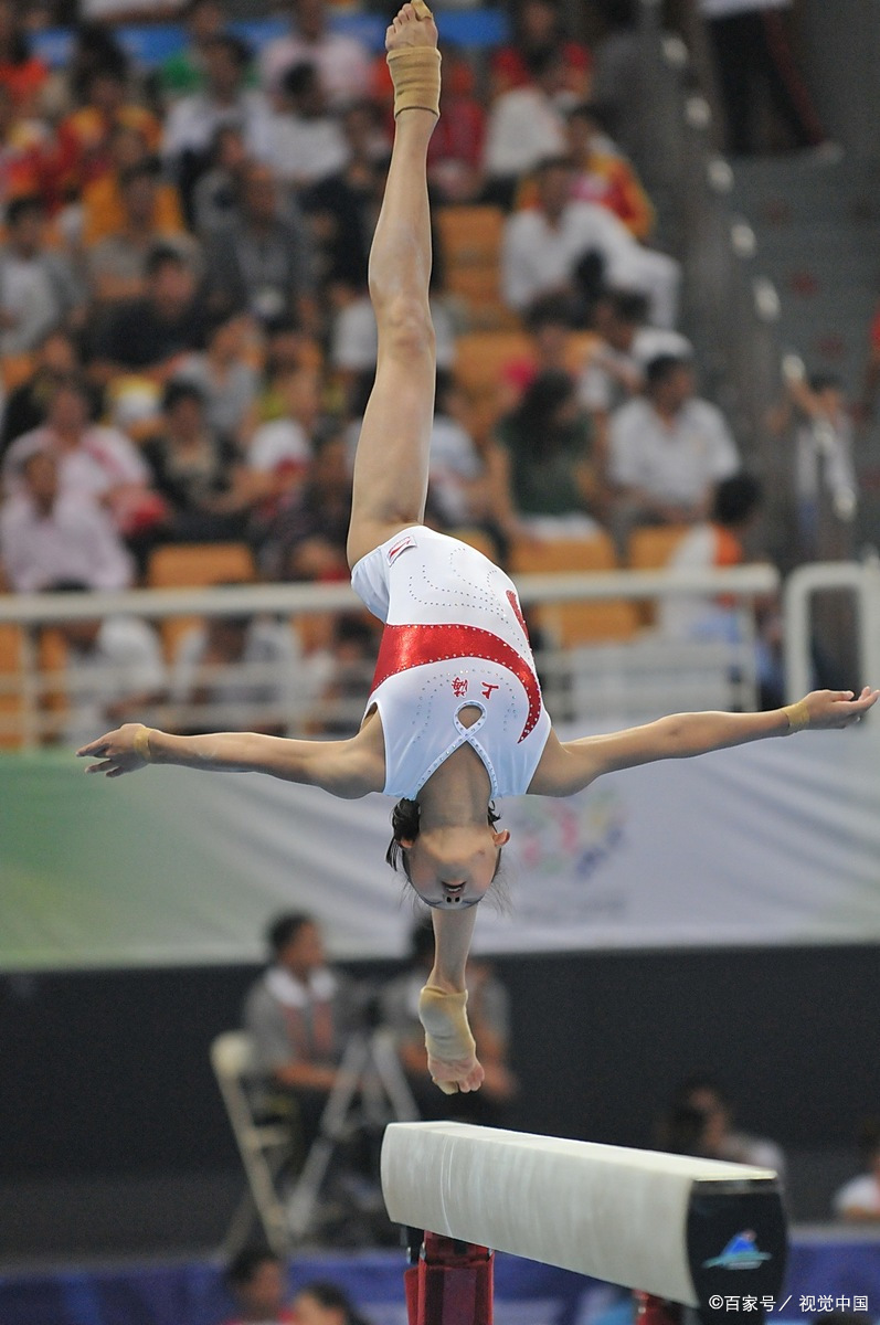 爱游戏登录入口-法国体操选手飞身旋转完成动作