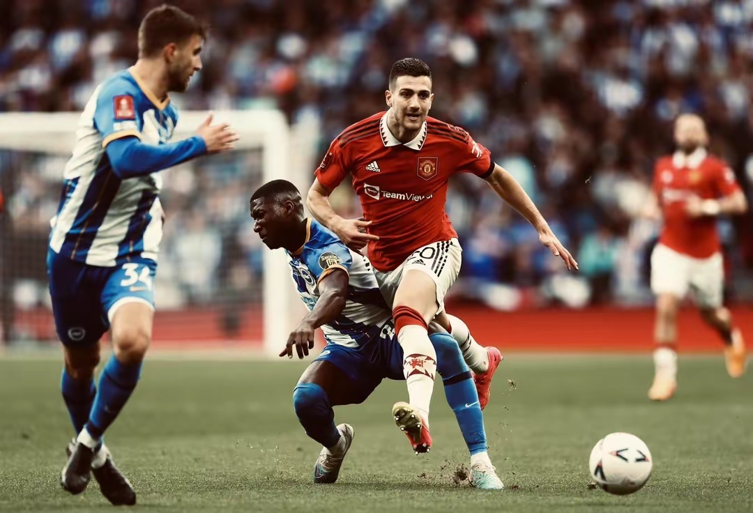 爱游戏官网-曼联客场战胜布莱顿，夺冠希望再次燃起！的简单介绍