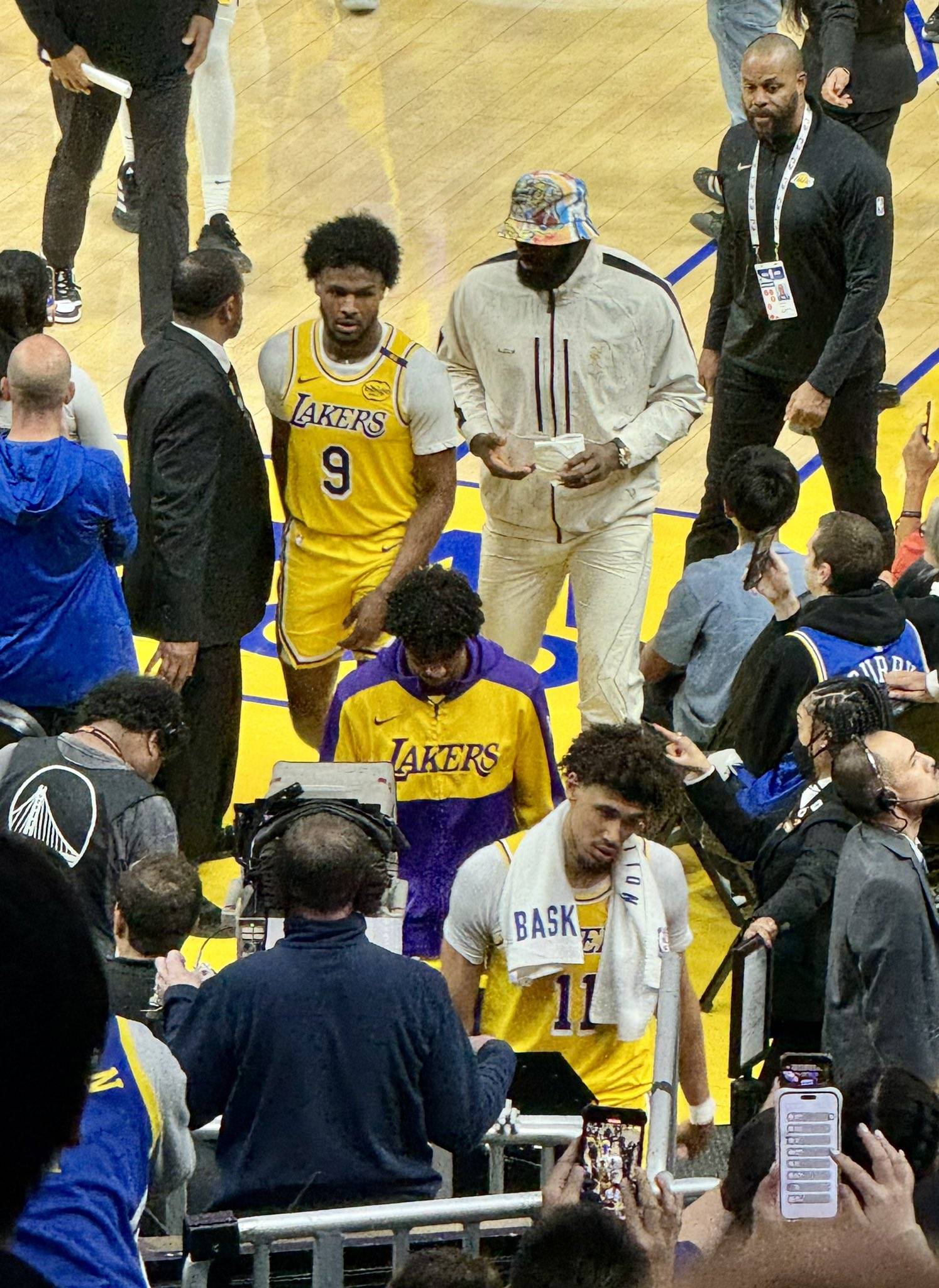 爱游戏网页版入口-詹皇砍下40分带领湖人击败勇士